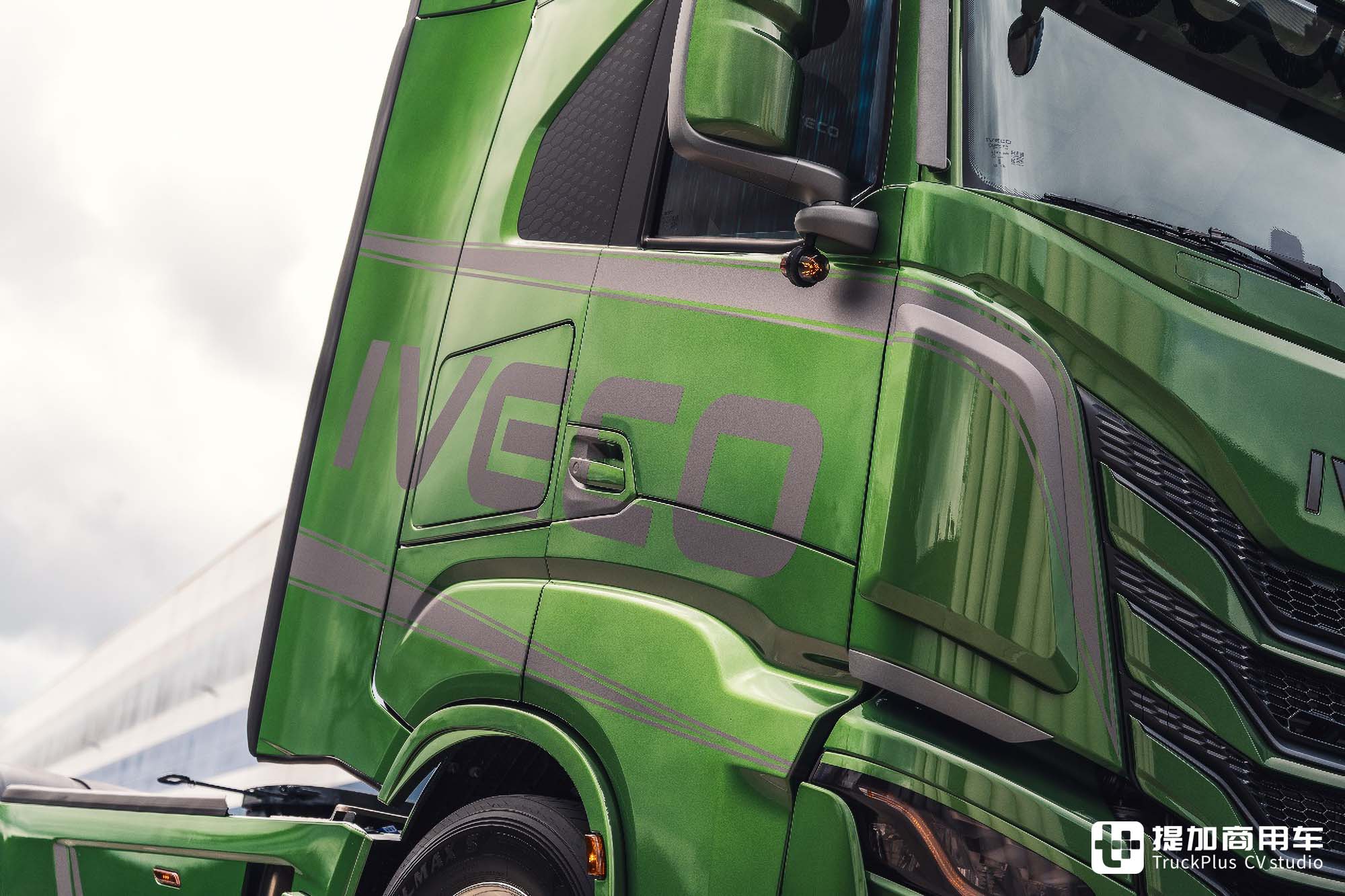 xCursor 13 con cadena cinemática de alta potencia, una remodelación radical del estilo “Green Monster” + cabina inteligente: este IVECO S-Way es realmente especial