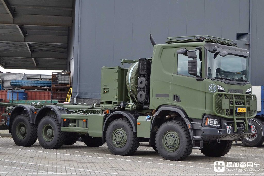 8x8 tracción total + motor V8, equipamiento de Empl de Austria. ¿Has visto el camión grúa pesado militar Scania 660 S?