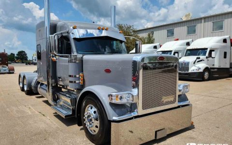 Heredando el alma clásica de los camiones largos de cabina americana, equipado con una cabina de vivir de 2 metros de largo. Vista real del tractor Peterbilt 589.