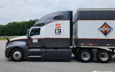 Cadena cinemática Super Scania, cabina de estilo americano con morro largo: Vista detallada del camión tractor International LT