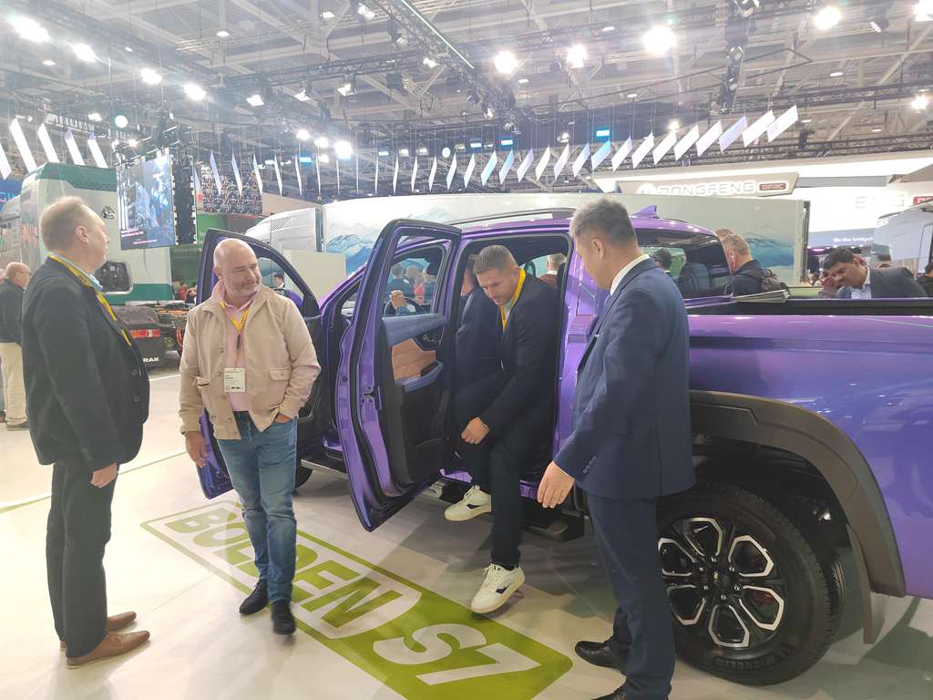 La historia de exportación de la pick-up Bolden de Sinotruk: Comienza su viaje en la “capital de la industria automotriz”