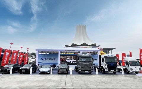 Dongfeng Liuzhou Motor presentó sorprendentemente cinco productos en la Exposición China – ASEAN, promoviendo el comercio con ASEAN con la nueva productividad de alta calidad.