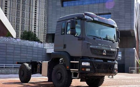 El todoterreno de tamaño mediano Howo 4×4 con suspensión independiente de China National Heavy Duty Truck: Señor del desierto, corre libremente!