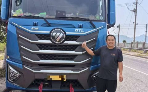 ¡Consumo medio de combustible de 29L por cada 100 km! El camión pesado Auman Xingyi con un motor de 480 caballos de fuerza se adapta perfectamente a la ruta de transporte de Linyi a Taizhou , Wu como conductor del super cameon