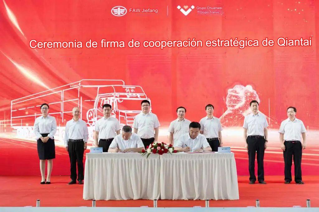 FAW Jiefang y Chuanwei Group celebran la firma del acuerdo estratégico de 1000 vehiculos y la ceremonia de entrega del primer lote de J6P 486 LNG