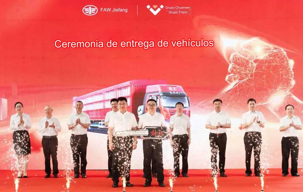 FAW Jiefang y Chuanwei Group celebran la firma del acuerdo estratégico de 1000 vehiculos y la ceremonia de entrega del primer lote de J6P 486 LNG