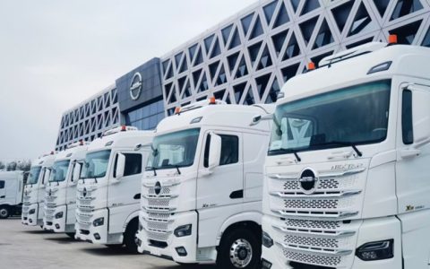 ¡Buenas noticias! Se entregaron con éxito 100 unidades a clientes mexicanos, marcando un nuevo capítulo en la “salida al extranjero” de alta calidad de camiones pesados de BAIC.