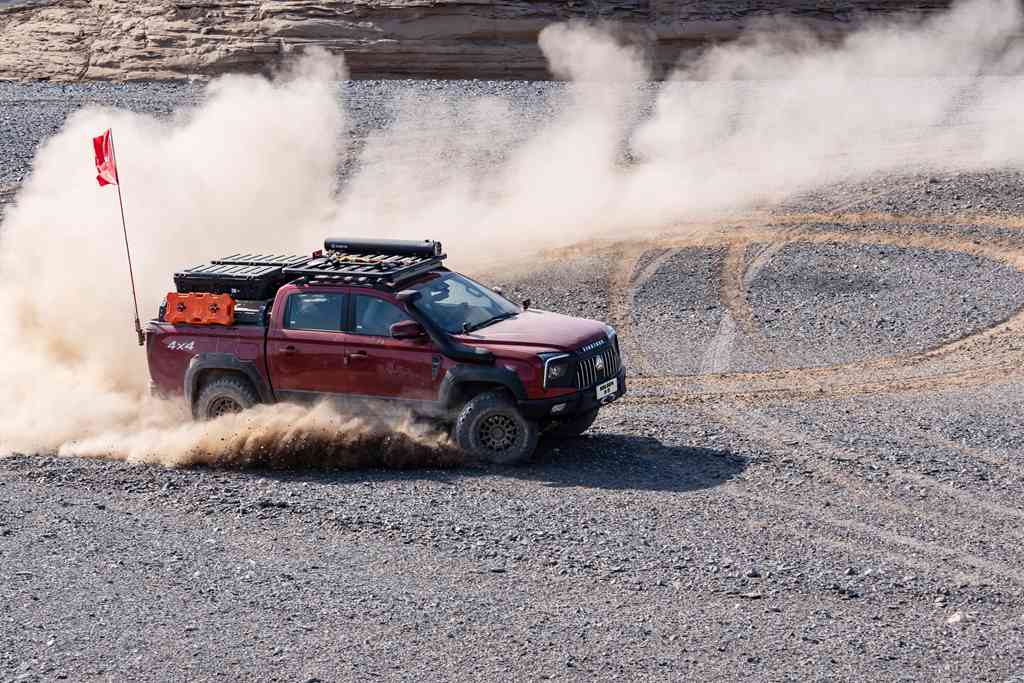 ¡Aventurarse en tierras inexploradas! El pickup Bolden de Sinotruk cruza el Gran Corredor Desértico