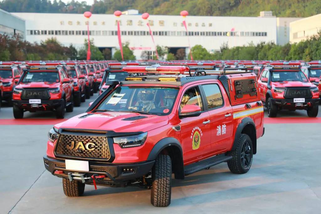 ¡Pionero de rescate de camionetas JAC! Se entregaron 168 camionetas JAC T8PRO Nighthawk Fire and Rescue Front