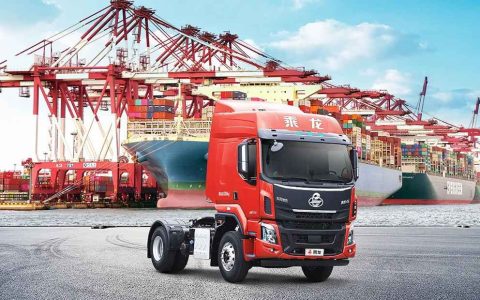 Potente y eficiente, el camión tractor Cheng Long H5 se convierte en el nuevo favorito del transporte portuario