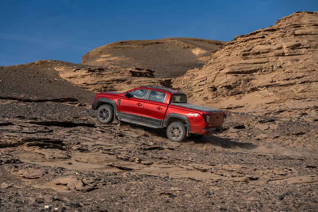 ¡Aventurarse en tierras inexploradas! El pickup Bolden de Sinotruk cruza el Gran Corredor Desértico