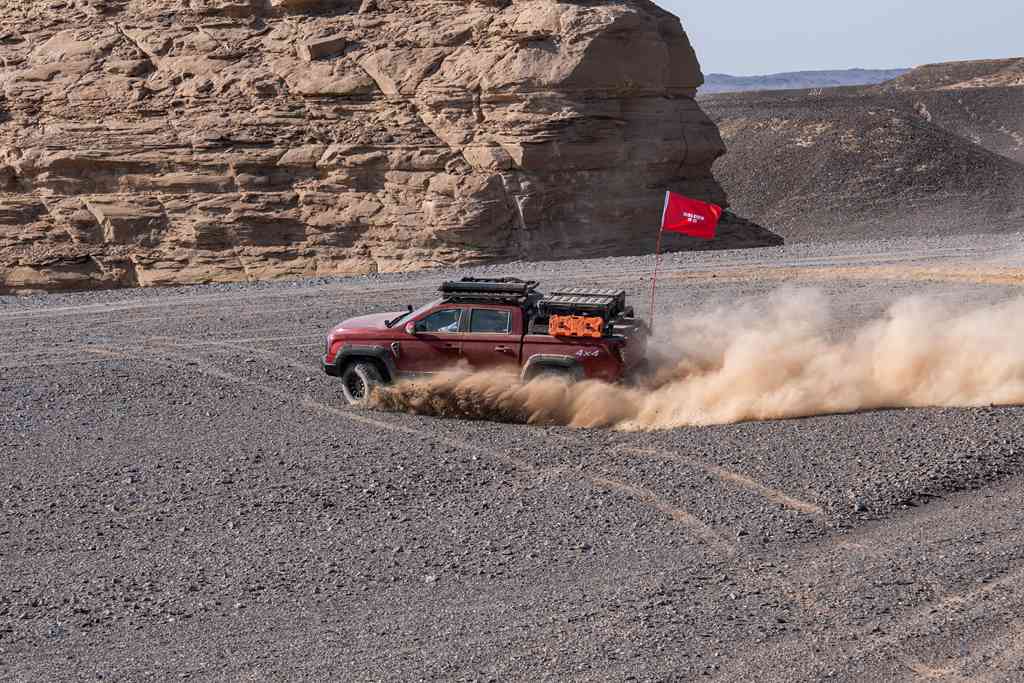 ¡Aventurarse en tierras inexploradas! El pickup Bolden de Sinotruk cruza el Gran Corredor Desértico