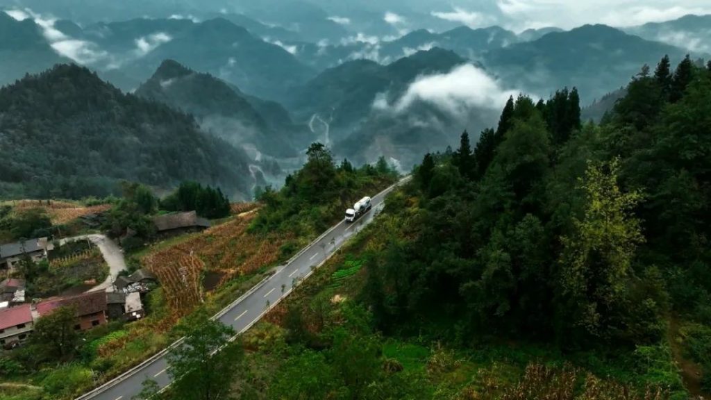 Atravesar el abismo como si fuera un camino, ¡el camión pesado de Yutong desafía el "Camino del Diablo" y muestra un rendimiento perfecto!