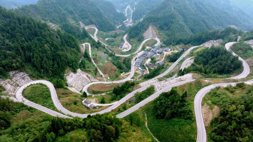 Atravesar el abismo como si fuera un camino, ¡el camión pesado de Yutong desafía el "Camino del Diablo" y muestra un rendimiento perfecto!