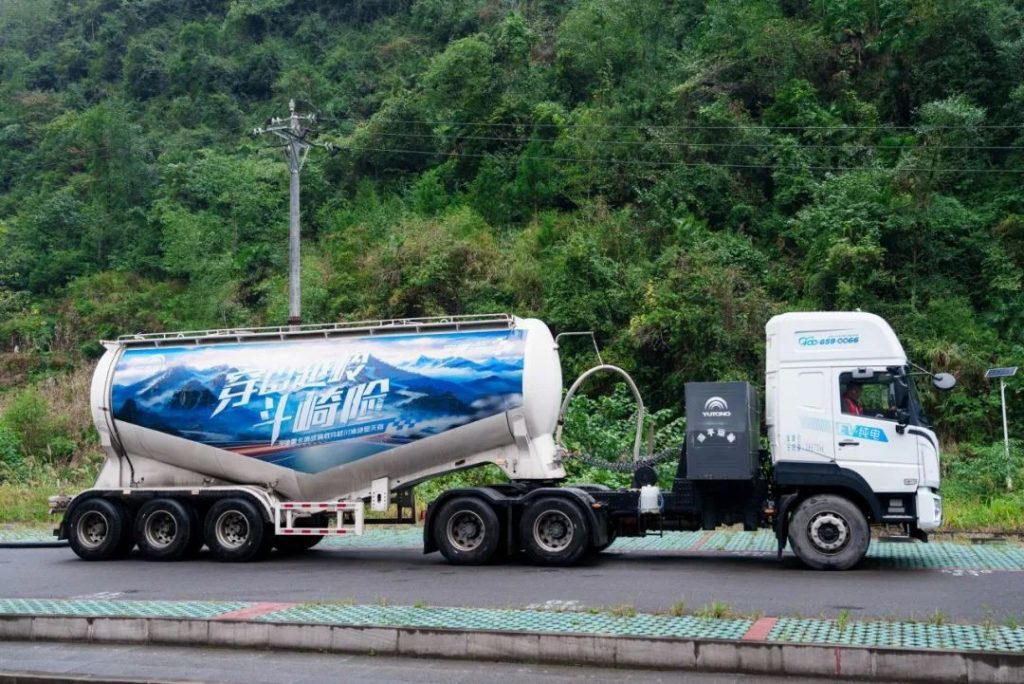 Atravesar el abismo como si fuera un camino, ¡el camión pesado de Yutong desafía el "Camino del Diablo" y muestra un rendimiento perfecto!