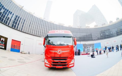 ¡Rojo de China impulsado por Dongfeng! Dongfeng Tianlong GX se entrega con honores a la Televisión Central de China