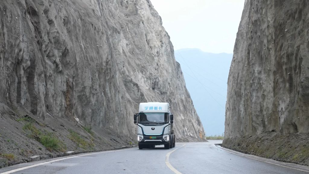 Atravesar el abismo como si fuera un camino, ¡el camión pesado de Yutong desafía el "Camino del Diablo" y muestra un rendimiento perfecto!