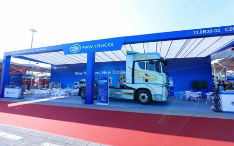 FAW Jiefang se presenta en la 136.ª Feria de Cantón, mostrando la fuerza de los vehículos comerciales de alta gama