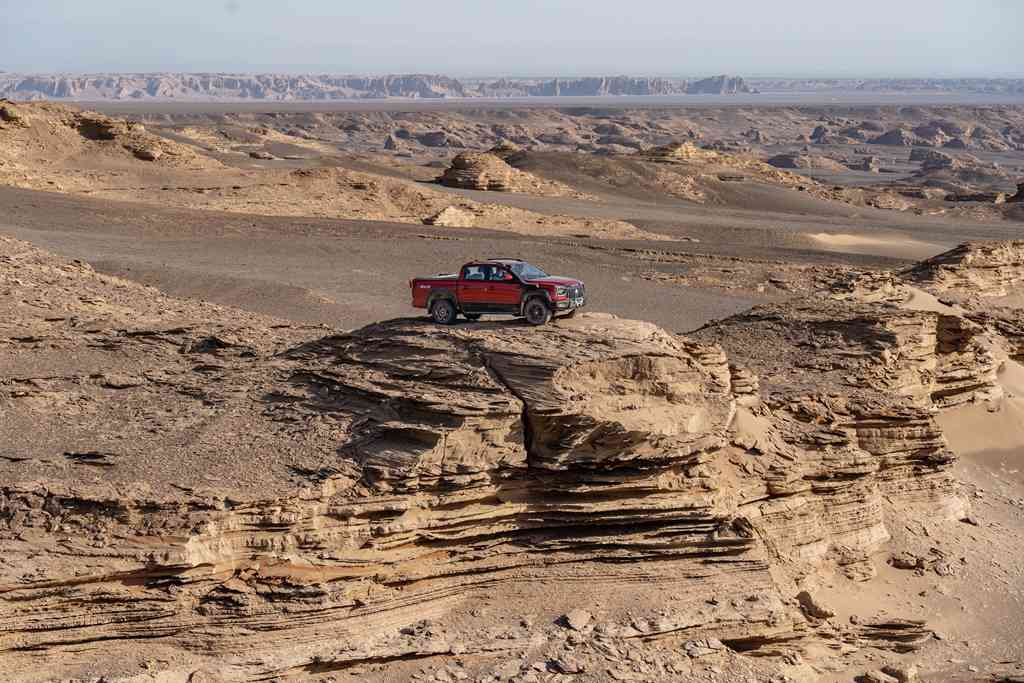 ¡Aventurarse en tierras inexploradas! El pickup Bolden de Sinotruk cruza el Gran Corredor Desértico