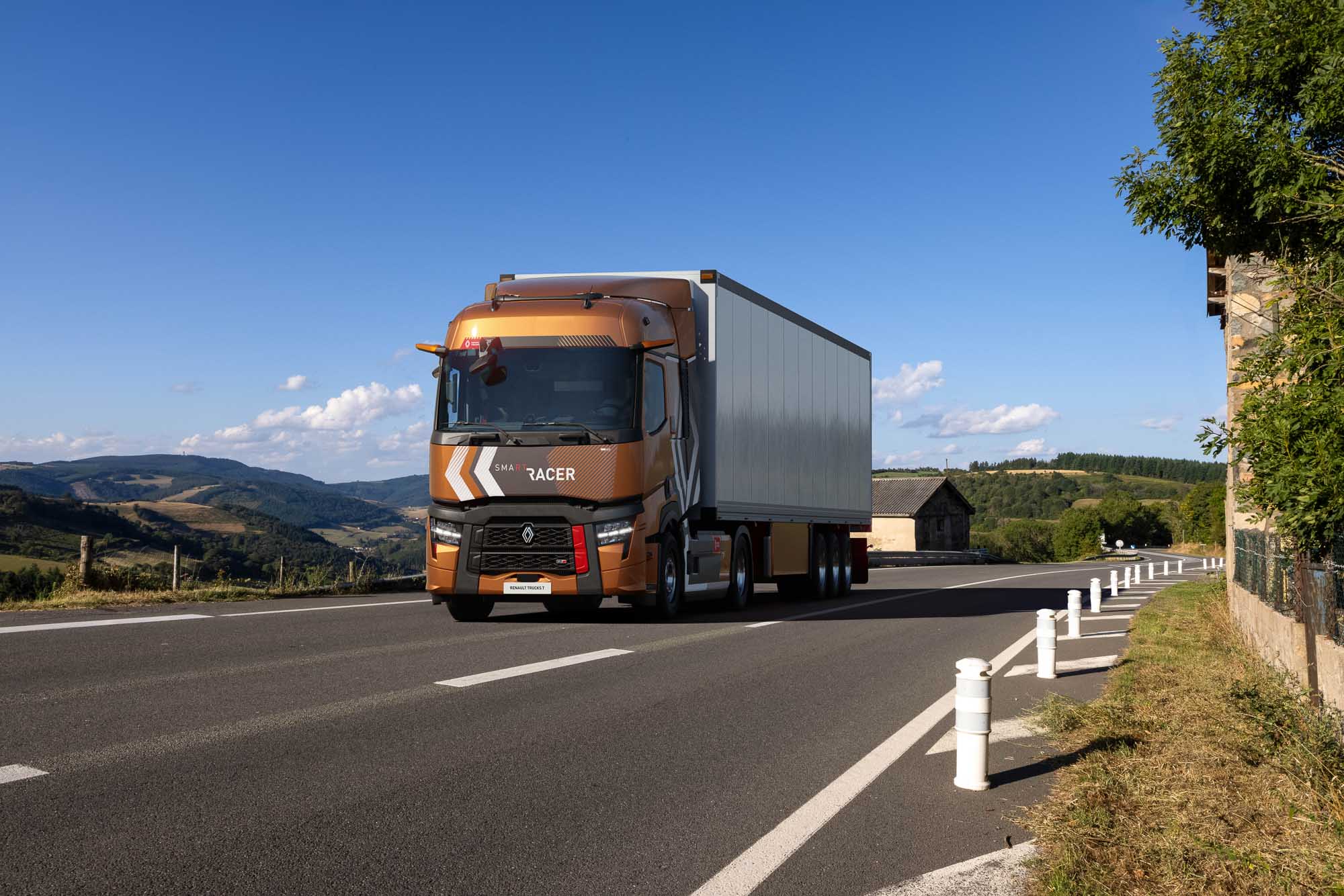 El consumo de combustible se puede reducir hasta un 14 %, con la adición de espejos retrovisores electrónicos. El modelo Renault de camiones pesados de 2025 ha llegado.