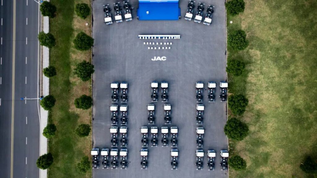 Grupo JAC entrega cien camiones ligeros eléctricos a México