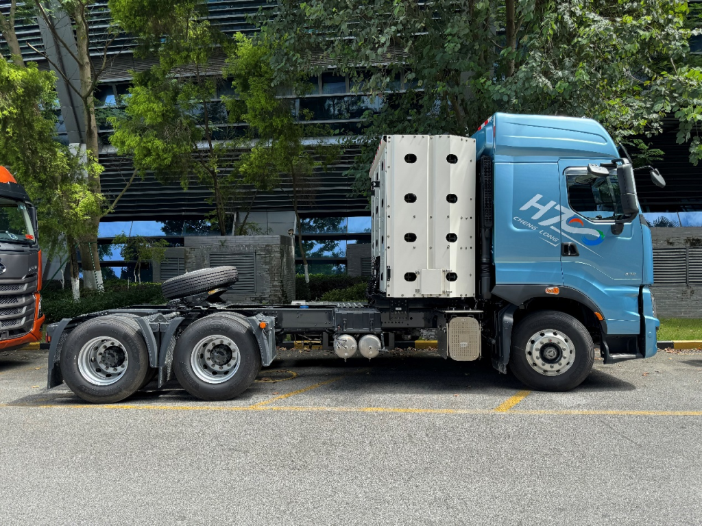 El tractor de doble combustible Chenglong H7 PRO puede funcionar con LNG y CNG, y cuenta con numerosas características destacadas.¡Puede llenar tanto LNG como CNG! El tractor doble combustible Chenglong H7 PRO tiene muchas características destacadas