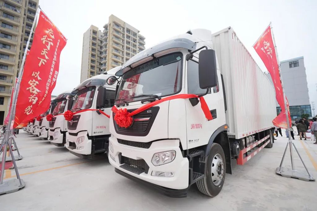 Momento de entrega | ¡Apoyo total del D4.5 FE de Dongfeng Cummins! 100 unidades del Tianjin KR entregadas a Qiyu Logistics para apoyar el comercio electrónico transfronterizo