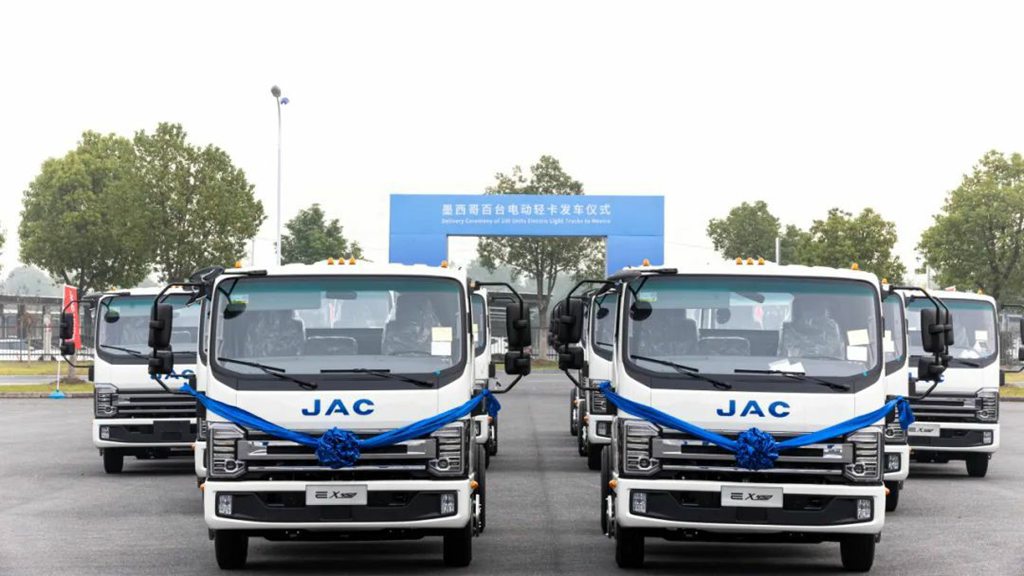 Grupo JAC entrega cien camiones ligeros eléctricos a México