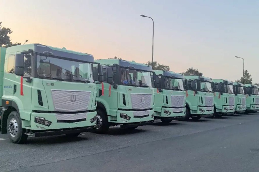 El tractor eléctrico puro X7E-400 de largo alcance se entregó a los principales clientes de Jiangsu en lotes, lo que ayudó de manera eficiente al transporte ecológico del puerto