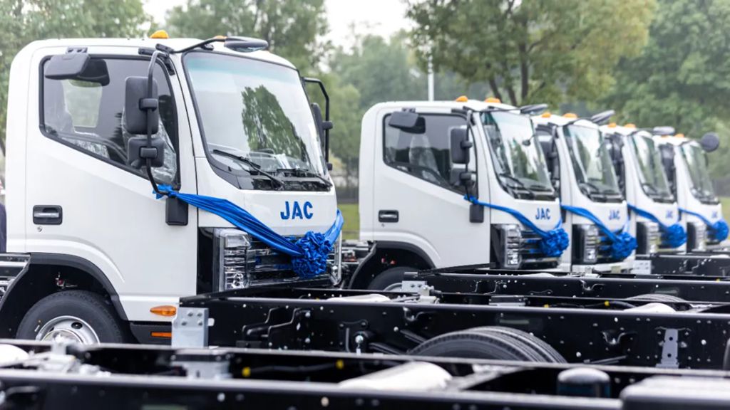 Grupo JAC entrega cien camiones ligeros eléctricos a México