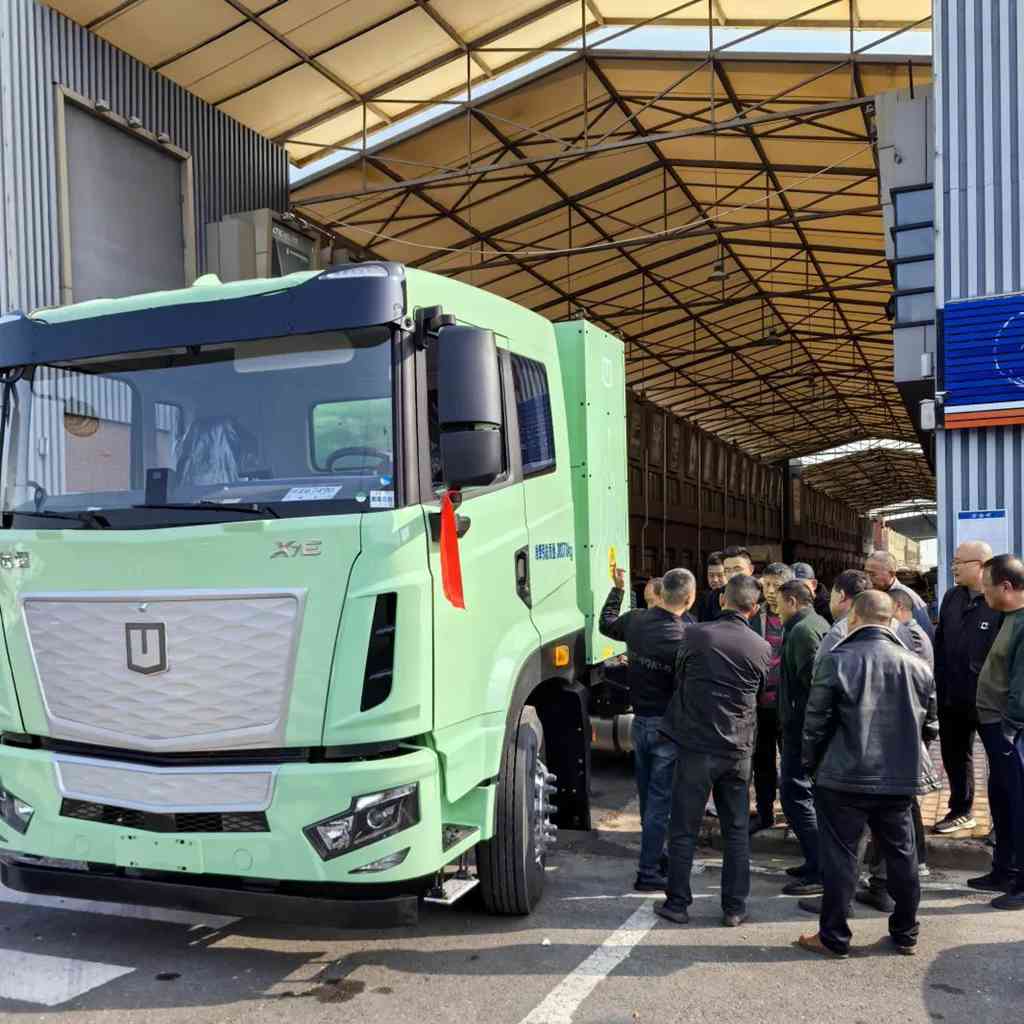 El tractor eléctrico puro X7E-400 de largo alcance se entregó a los principales clientes de Jiangsu en lotes, lo que ayudó de manera eficiente al transporte ecológico del puerto