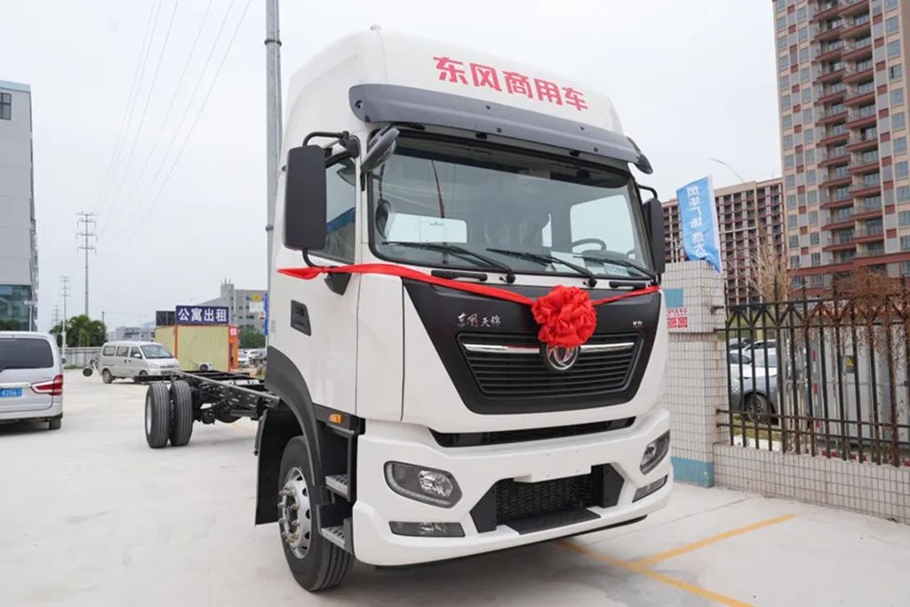 Momento de entrega | ¡Apoyo total del D4.5 FE de Dongfeng Cummins! 100 unidades del Tianjin KR entregadas a Qiyu Logistics para apoyar el comercio electrónico transfronterizo