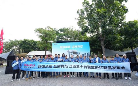 Con un peso total de 15,3 toneladas, el Jiangxi Isuzu Wing EMT Mammoth fue fuertemente cotizado