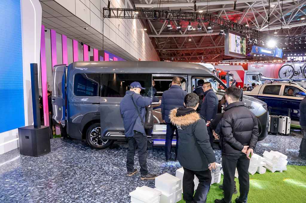 China National Heavy Duty Truck Corporation lanza oficialmente la nueva marca de furgonetas ligeras "Pionero V" con el lanzamiento de toda su gama de modelos