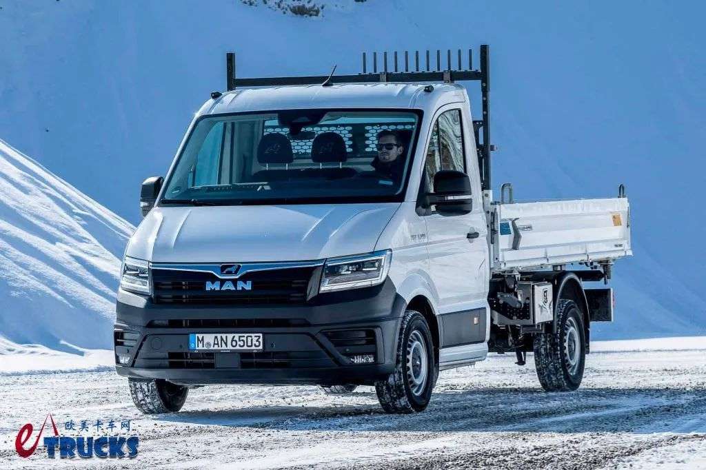 ¡Un elegante miniautocargador de 3,5 toneladas con carga triple! Conózca el MAN TGE pequeño.