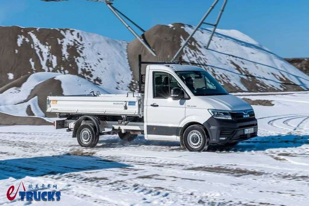 ¡Un elegante miniautocargador de 3,5 toneladas con carga triple! Conózca el MAN TGE pequeño.