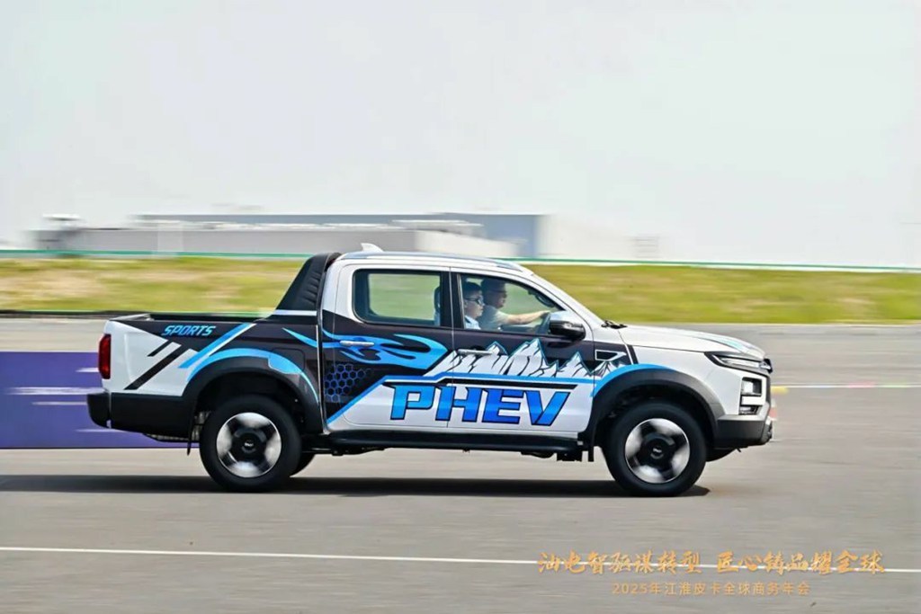 Cambio hacia la propulsión inteligente de gasolina y electricidad, la artesanía forja productos que brillan a nivel global. Celebración exitosa de la Asamblea Mundial de Negocios de Pick-ups JAC en 2025