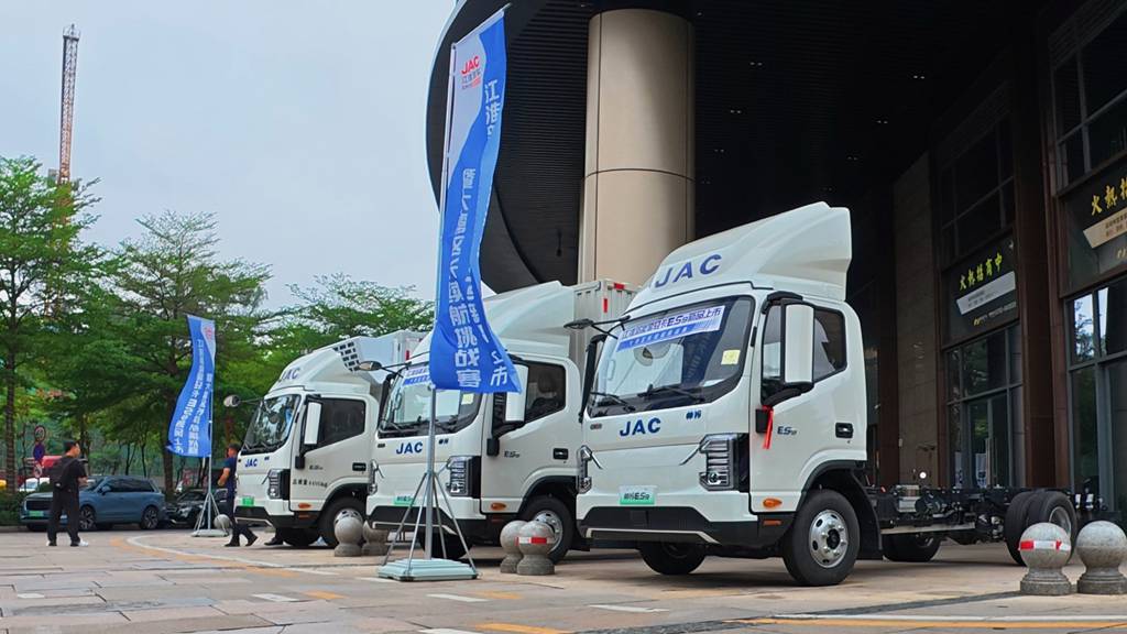 ​​Lanzamiento del JAC ES9 en Shenzhen: Modelo eléctrico ligero con batería de 140 kWh en reserva, liderando la modernización ecológica de la logística urbana​​