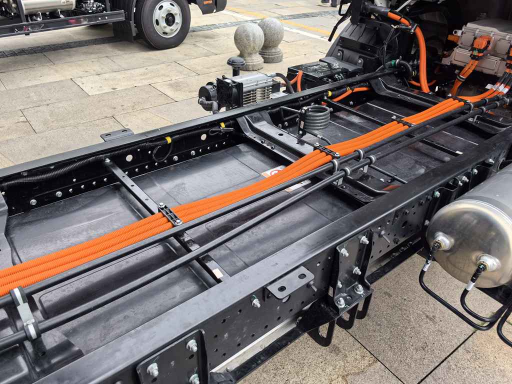 ​​Lanzamiento del JAC ES9 en Shenzhen: Modelo eléctrico ligero con batería de 140 kWh en reserva, liderando la modernización ecológica de la logística urbana​​