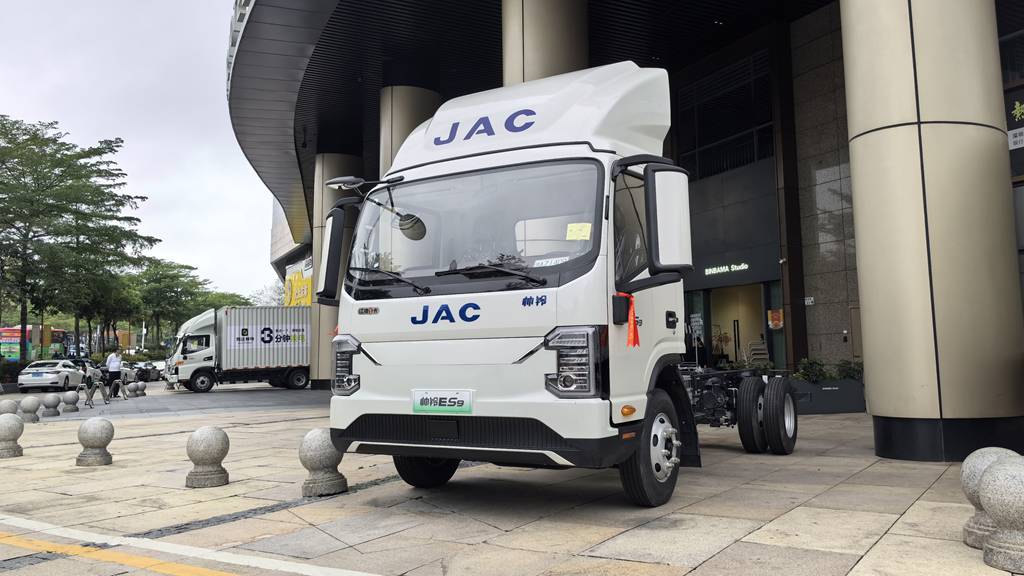 ​​Lanzamiento del JAC ES9 en Shenzhen: Modelo eléctrico ligero con batería de 140 kWh en reserva, liderando la modernización ecológica de la logística urbana​​