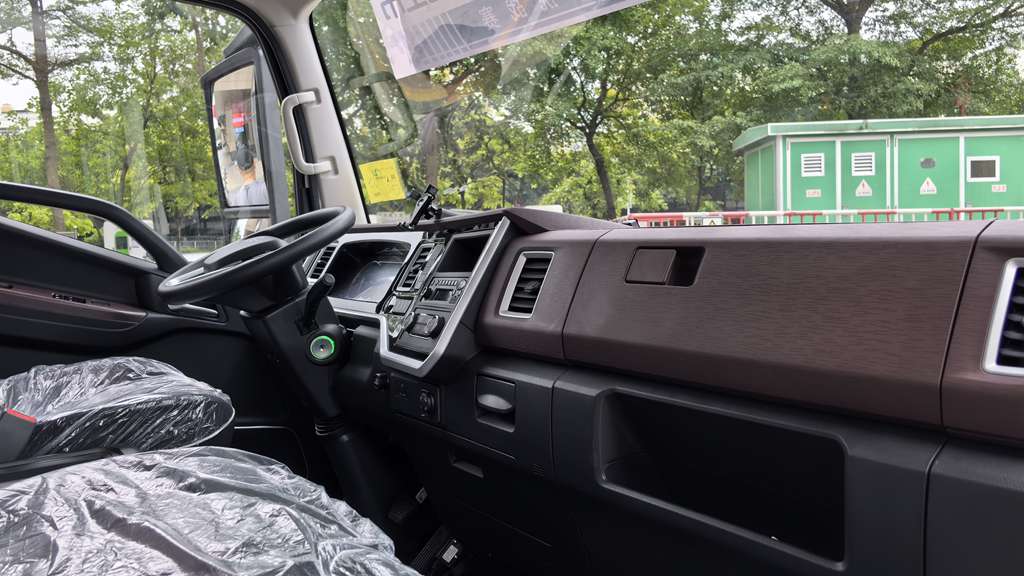 ​​Lanzamiento del JAC ES9 en Shenzhen: Modelo eléctrico ligero con batería de 140 kWh en reserva, liderando la modernización ecológica de la logística urbana​​