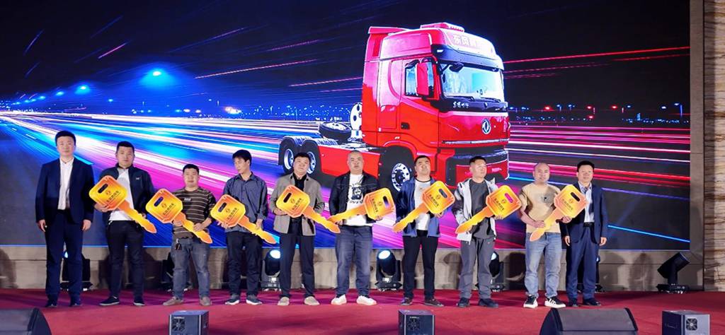 Dongfeng Changxing X9 hace una impresionante entrada en el mercado del noroeste, los primeros 16 usuarios reciben sus nuevos vehículos con emoción!