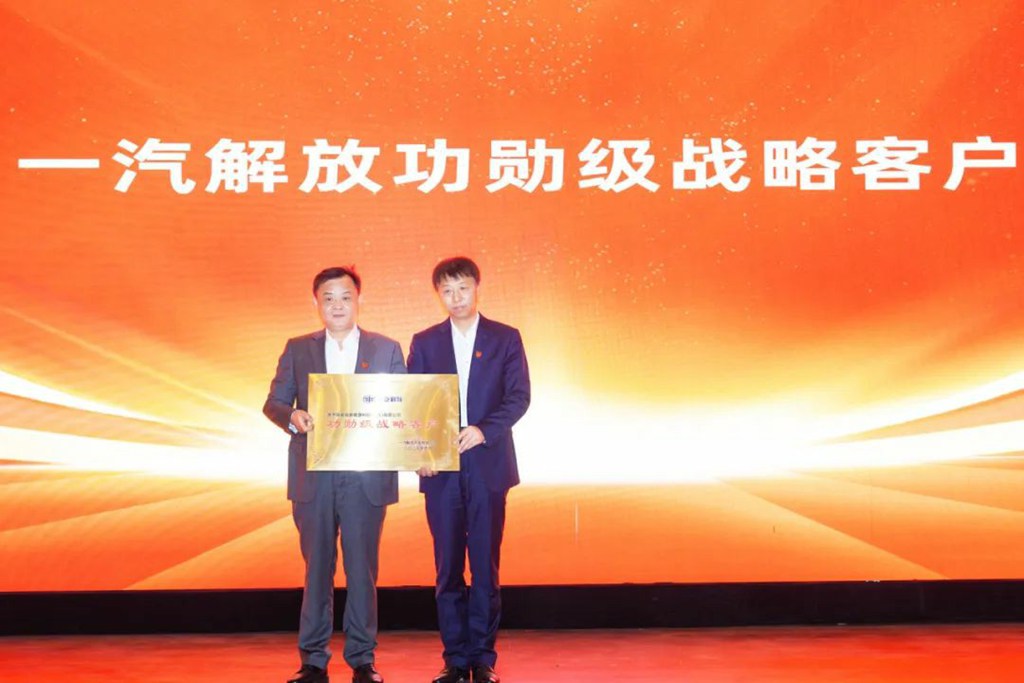 ​​¡Logrando 10 000 unidades! Celebración del acuerdo estratégico entre FAW Jiefang y Gao Laozhuang New Energy Technology y entrega de los primeros 500 vehículos​​