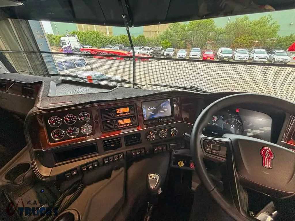 ​​¡El Espacio Habitacional Rivaliza con los Camiones de Capó Largo! El Exclusivo Flagship Americano Cabover Kenworth K220 Presentado en la Brisbane Truck Show​​