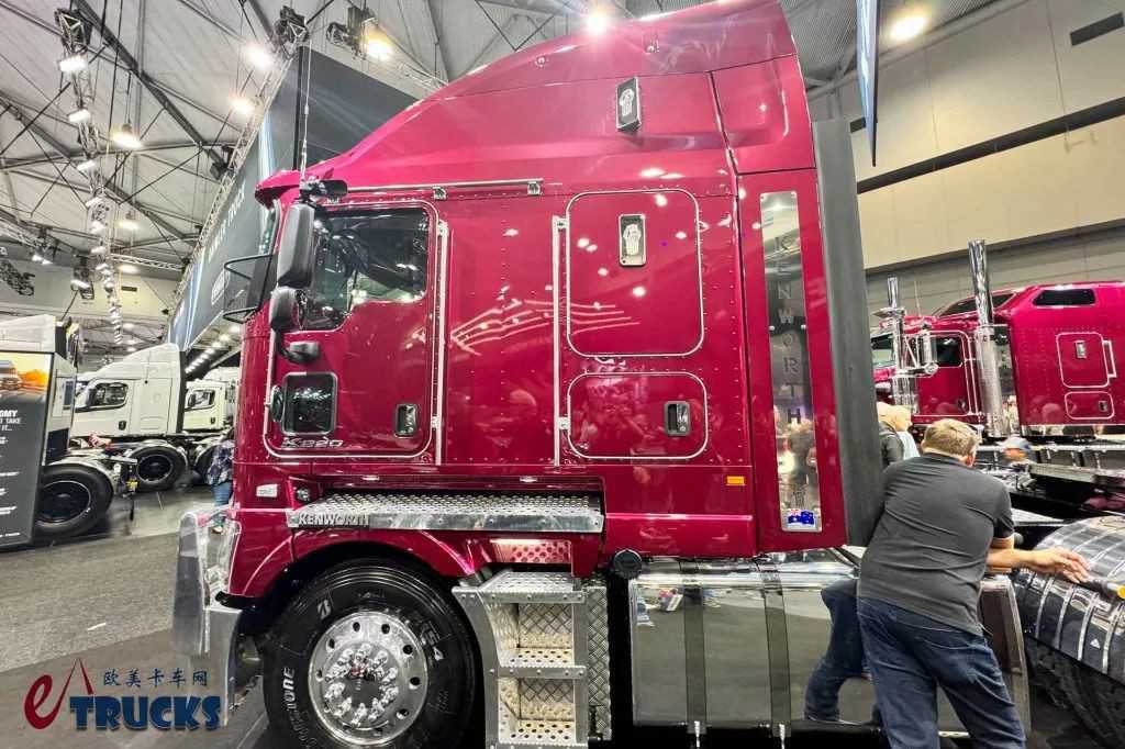​​¡El Espacio Habitacional Rivaliza con los Camiones de Capó Largo! El Exclusivo Flagship Americano Cabover Kenworth K220 Presentado en la Brisbane Truck Show​​
