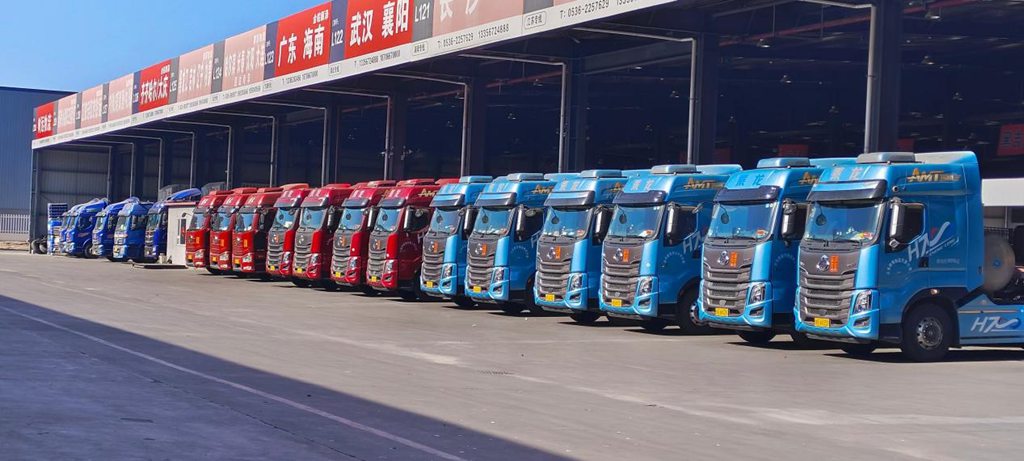 Caravanas de Acero en la Franja y la Ruta: Flota "Chenglong" Recorre 700,000 km Mensuales