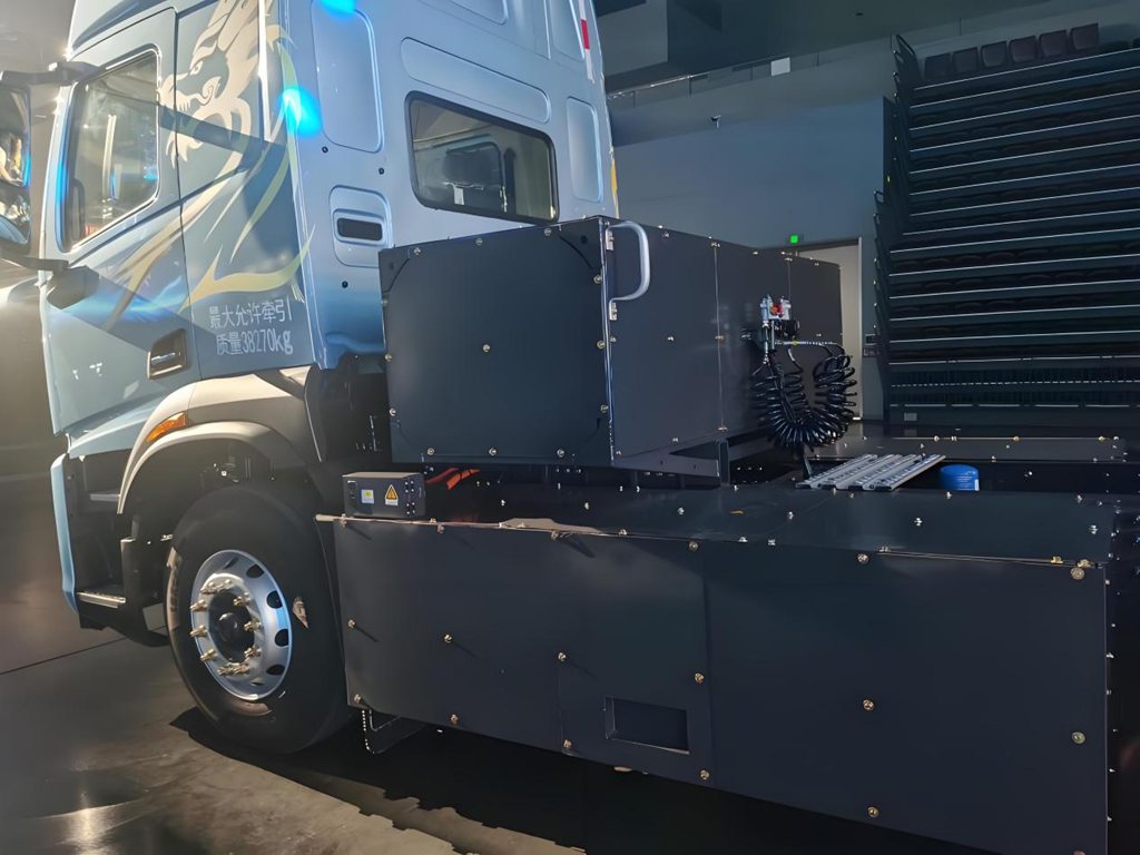 ​​¡Gran avance en la tecnología de los tres componentes eléctricos! El Chenglong Yiwei 5 establece un nuevo referente en rendimiento para camiones pesados eléctricos.​​