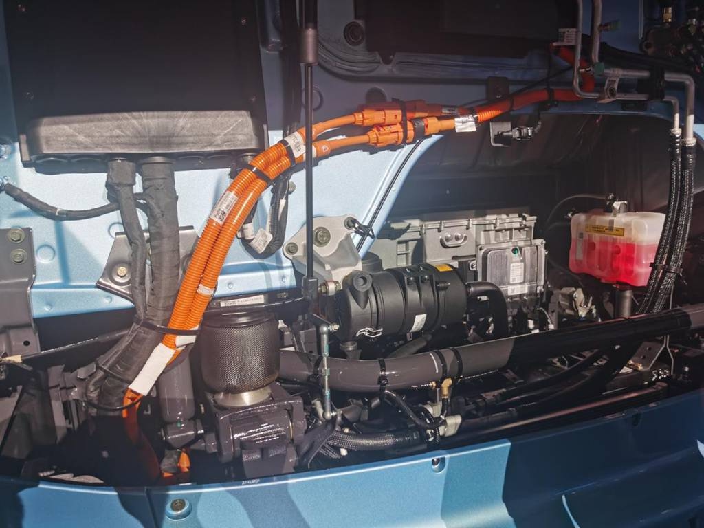 ​​¡Gran avance en la tecnología de los tres componentes eléctricos! El Chenglong Yiwei 5 establece un nuevo referente en rendimiento para camiones pesados eléctricos.​​