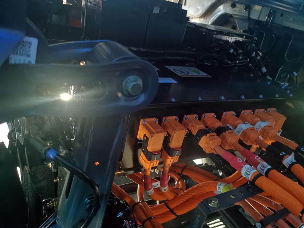 ​​¡Gran avance en la tecnología de los tres componentes eléctricos! El Chenglong Yiwei 5 establece un nuevo referente en rendimiento para camiones pesados eléctricos.​​