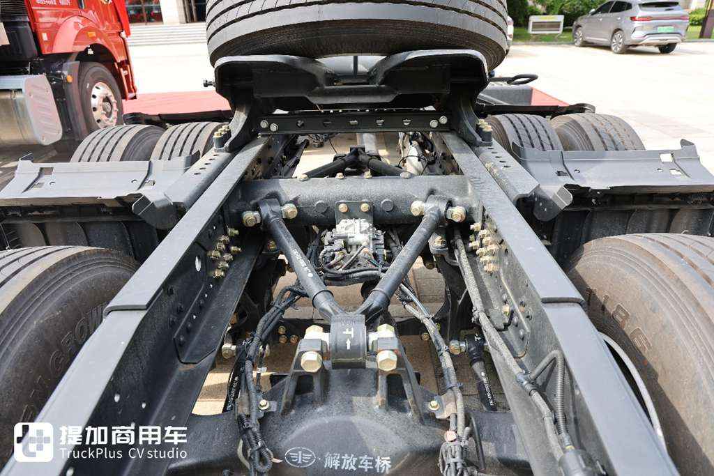 ​​Forjando la Gloria de 10,000 Unidades: ¿Por qué la Serie 6SM6 de FAW Jiefang Domina Múltiples Segmentos de Transporte?​​